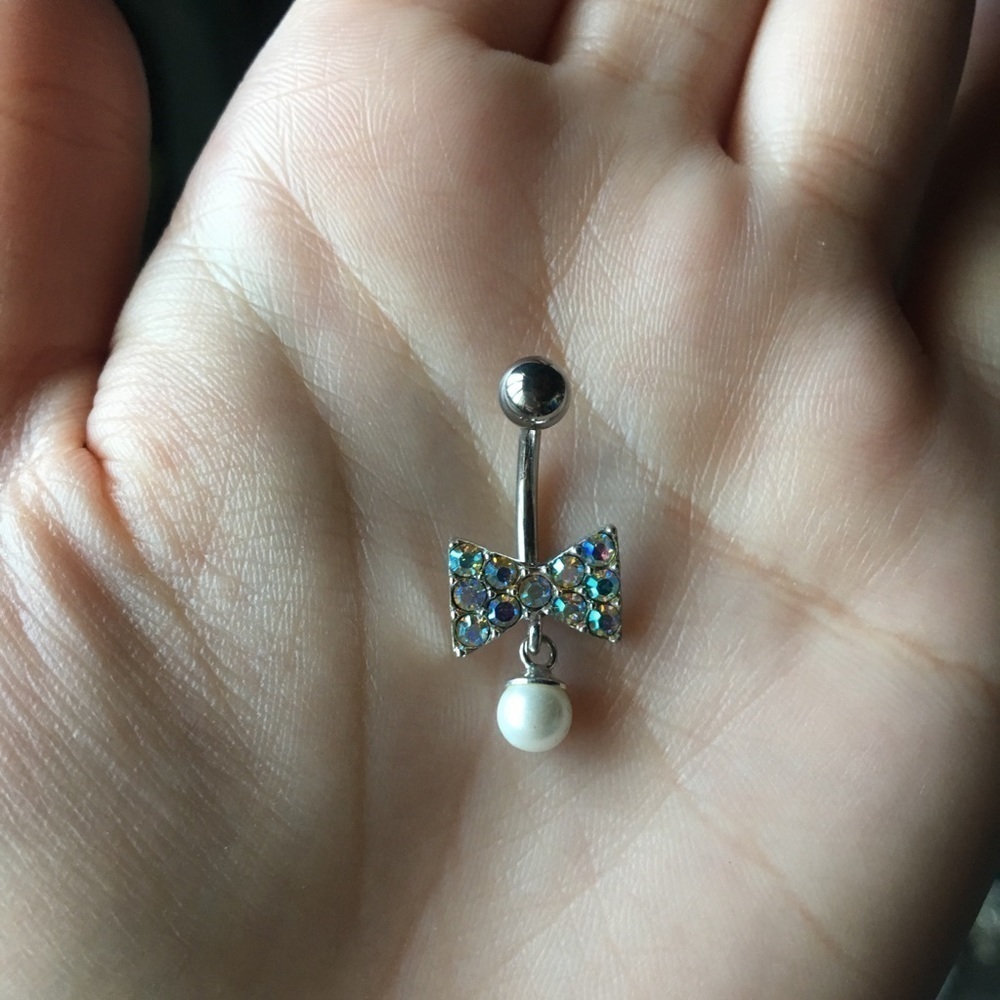 Silver Pearl & Bow Belly Ring – Dainty with Holographic Gem Accents (Brand New)